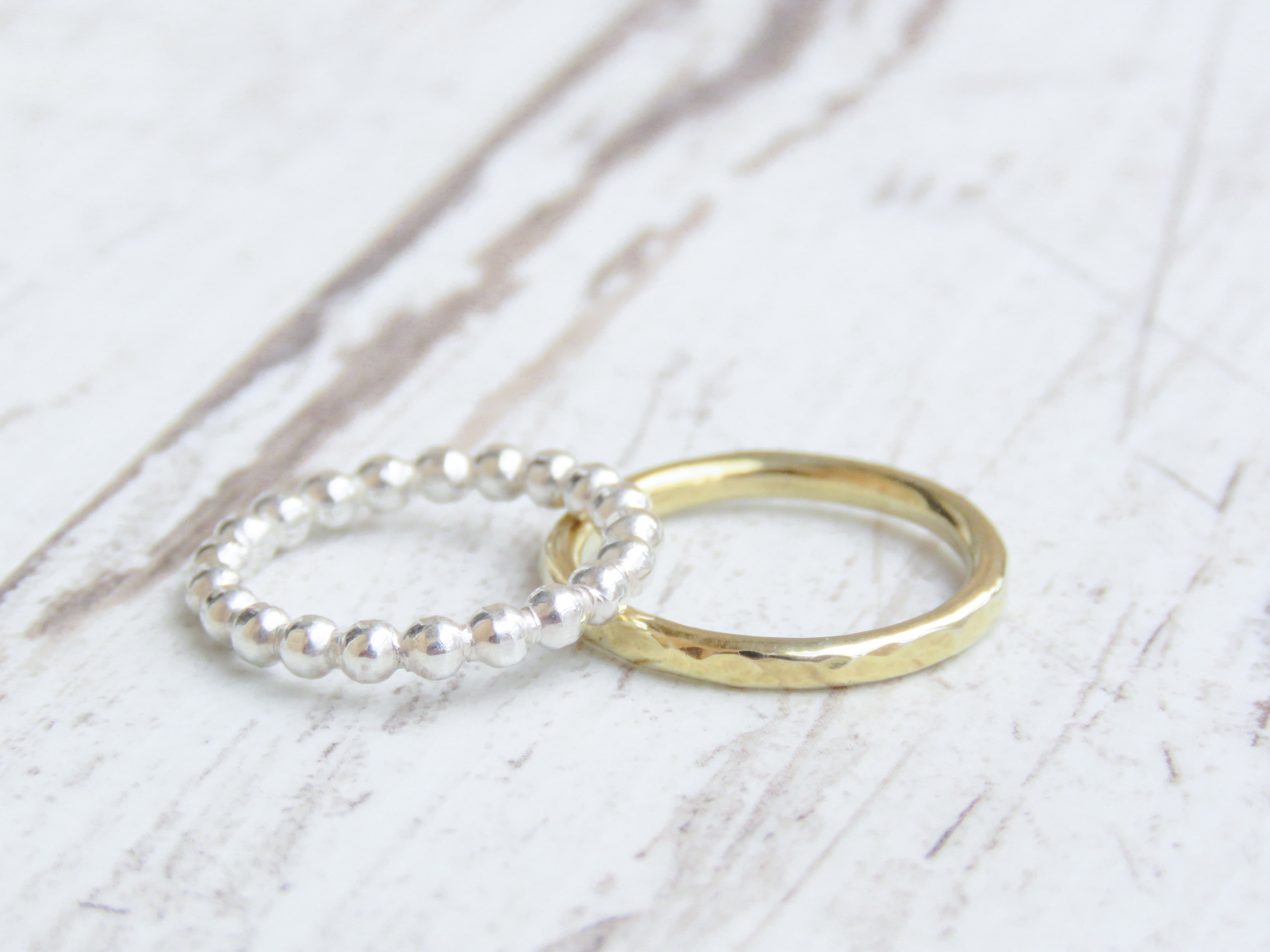 Anillo apilable martelé oro 18k