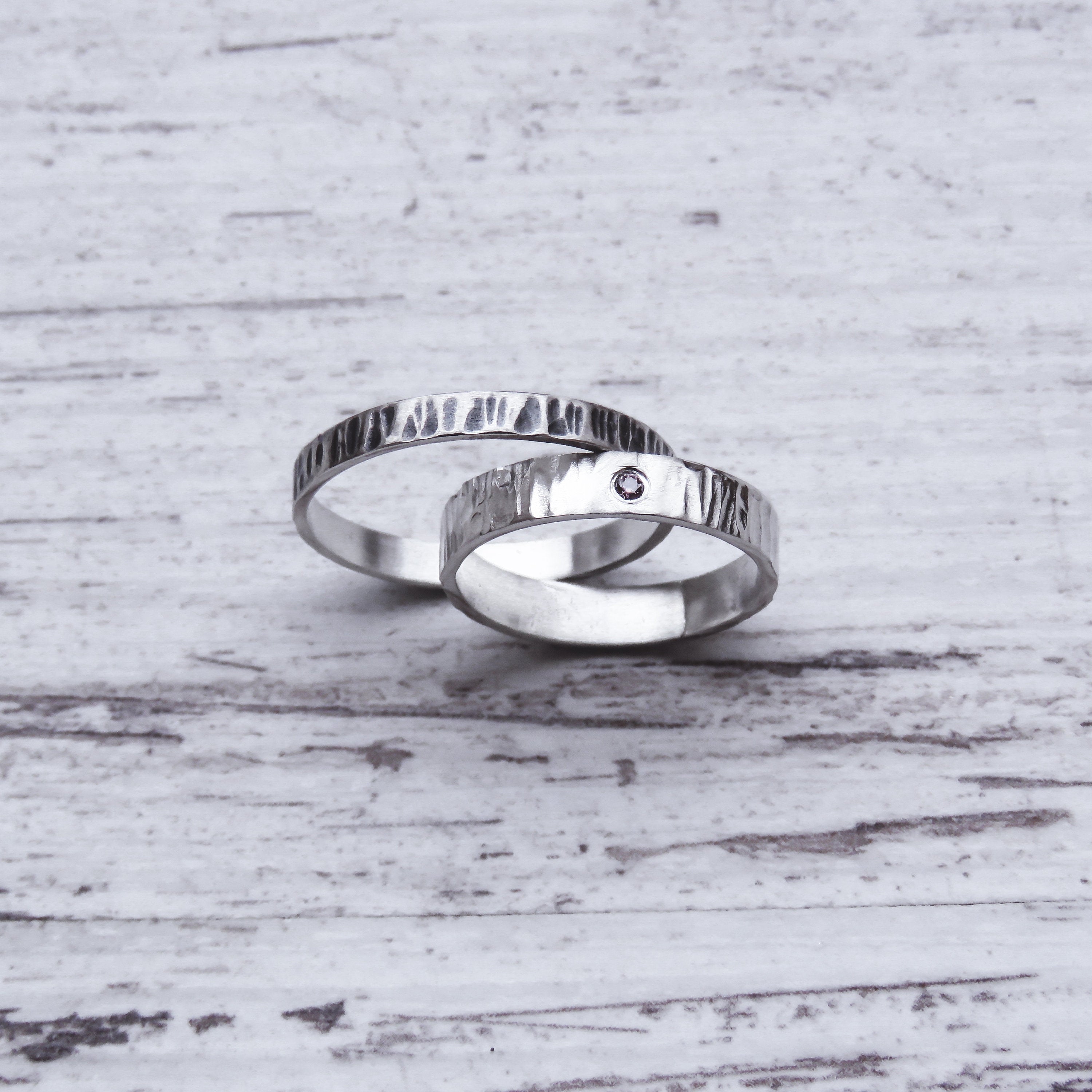 Alianzas de boda rústicas martilleadas en plata de ley