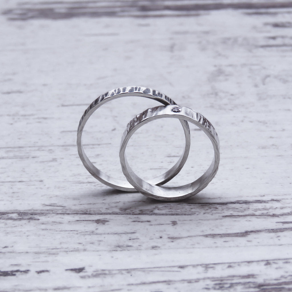 Anillos de boda con textura orgánica hechos a mano estilo bohemio