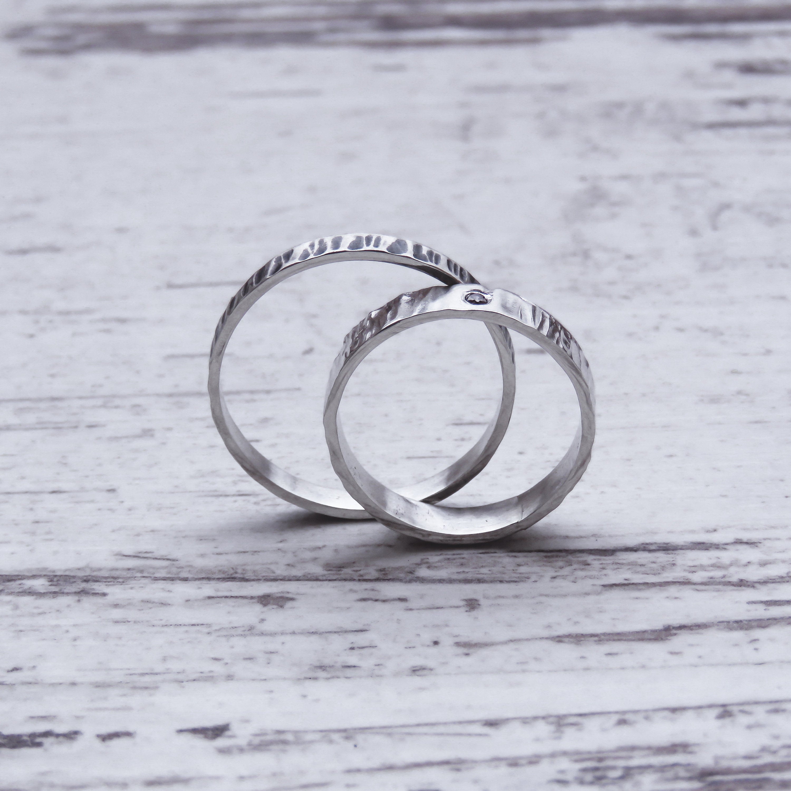 Anillos de boda con textura orgánica hechos a mano estilo bohemio