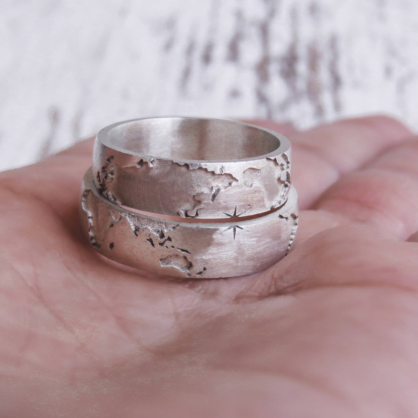 Alianzas de boda mapamundi de plata hechas a mano por Bohemian Nature