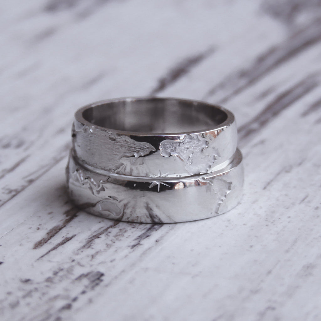 Alianzas de boda mapamundi de plata hechas a mano por Bohemian Nature