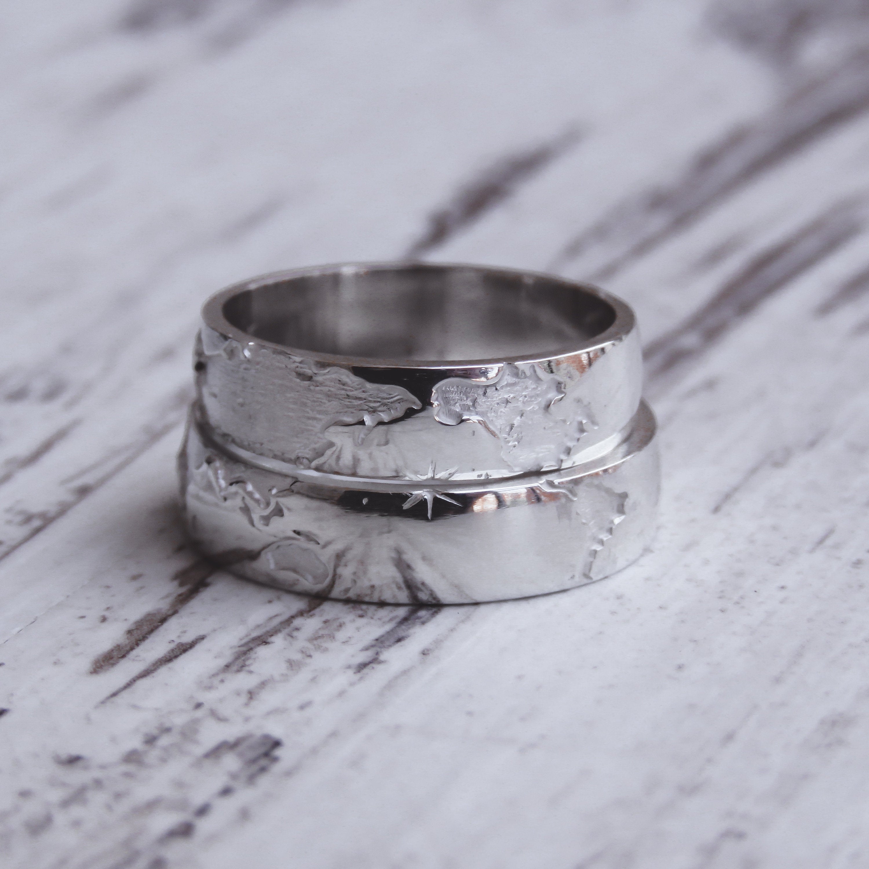 Alianzas de boda mapamundi de plata hechas a mano por Bohemian Nature