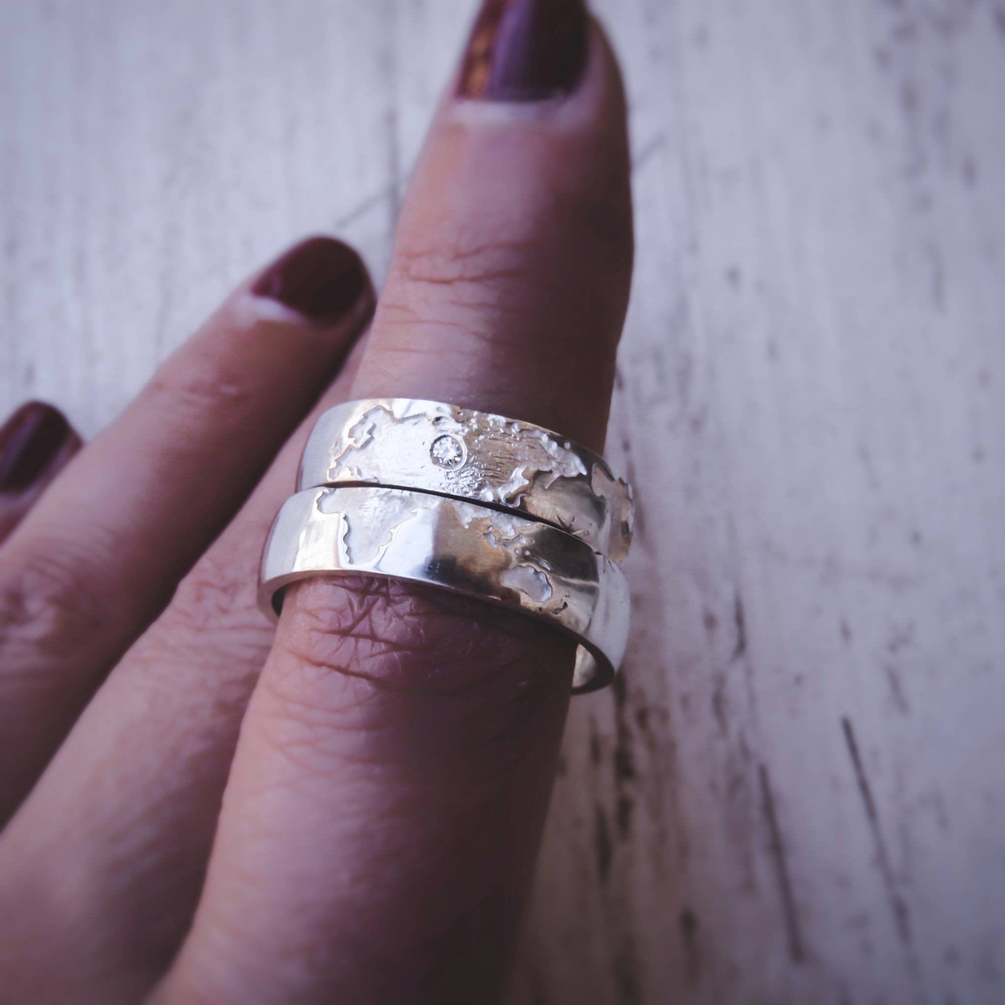 Alianzas de boda mapamundi de plata hechas a mano por Bohemian Nature