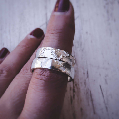 Alianzas de boda mapamundi de plata hechas a mano por Bohemian Nature