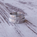 Alianzas de boda mapamundi de plata hechas a mano por Bohemian Nature