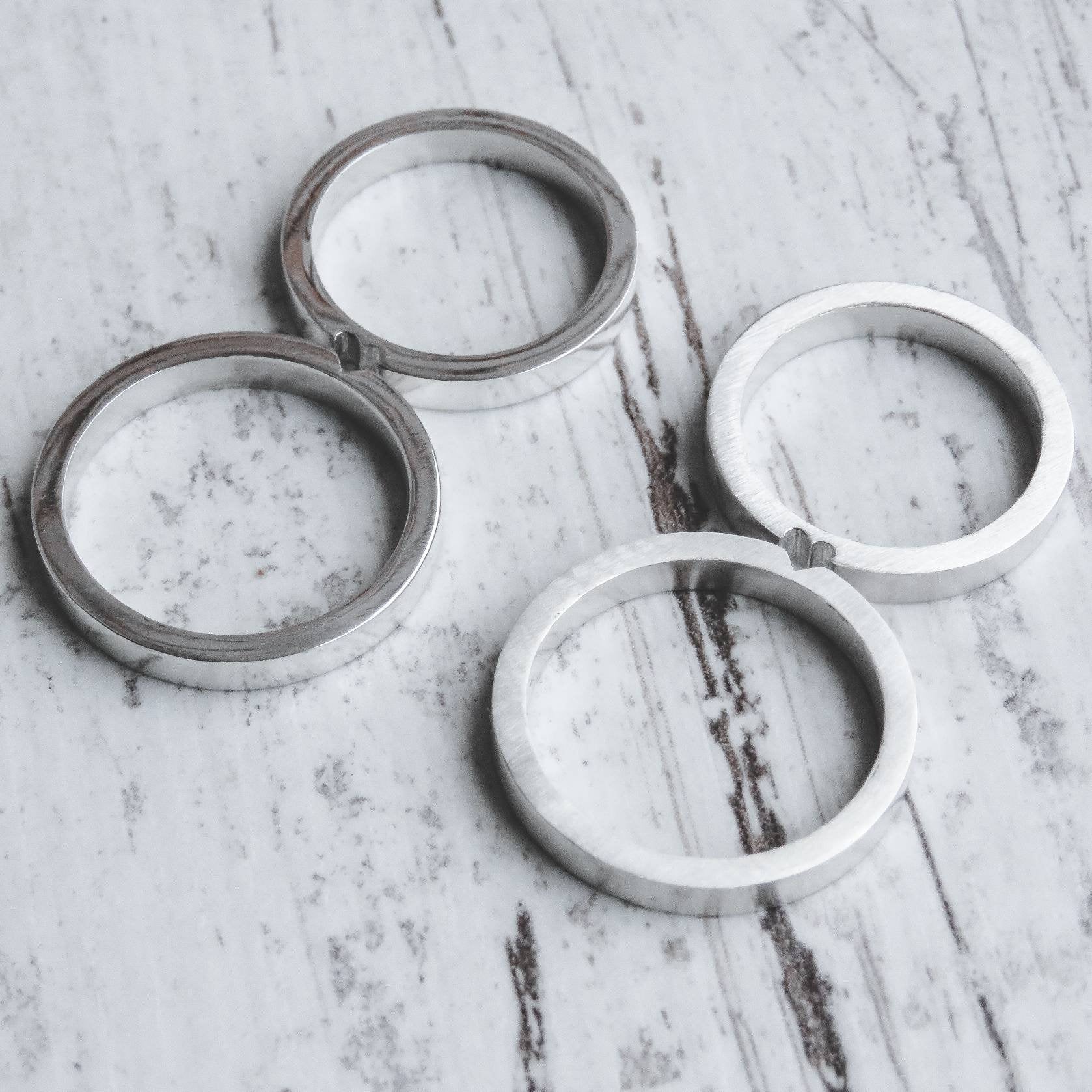 Alianzas de boda corazón dividido en plata artesanal que encajan