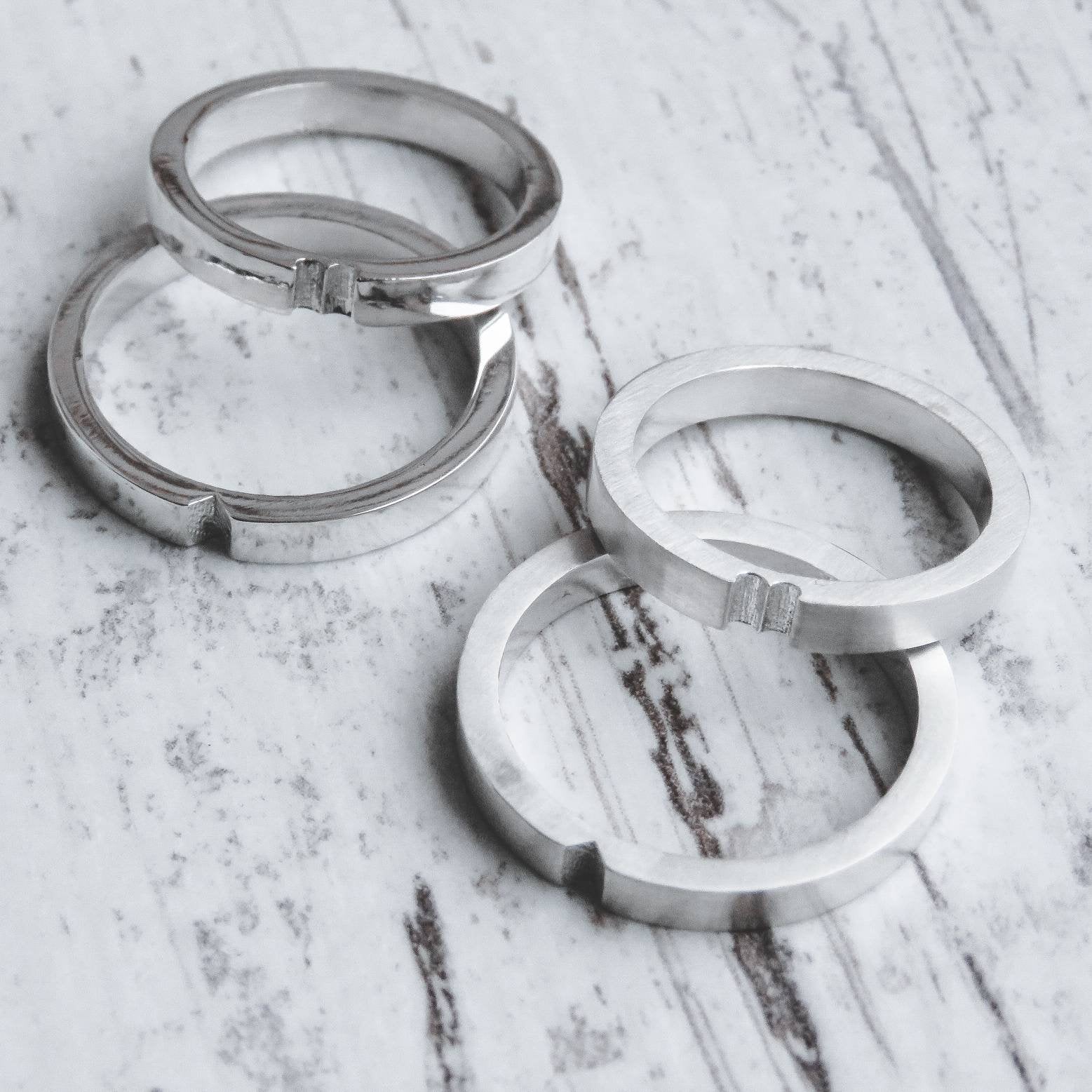Anillos para parejas con medio corazón grabado hecho a mano