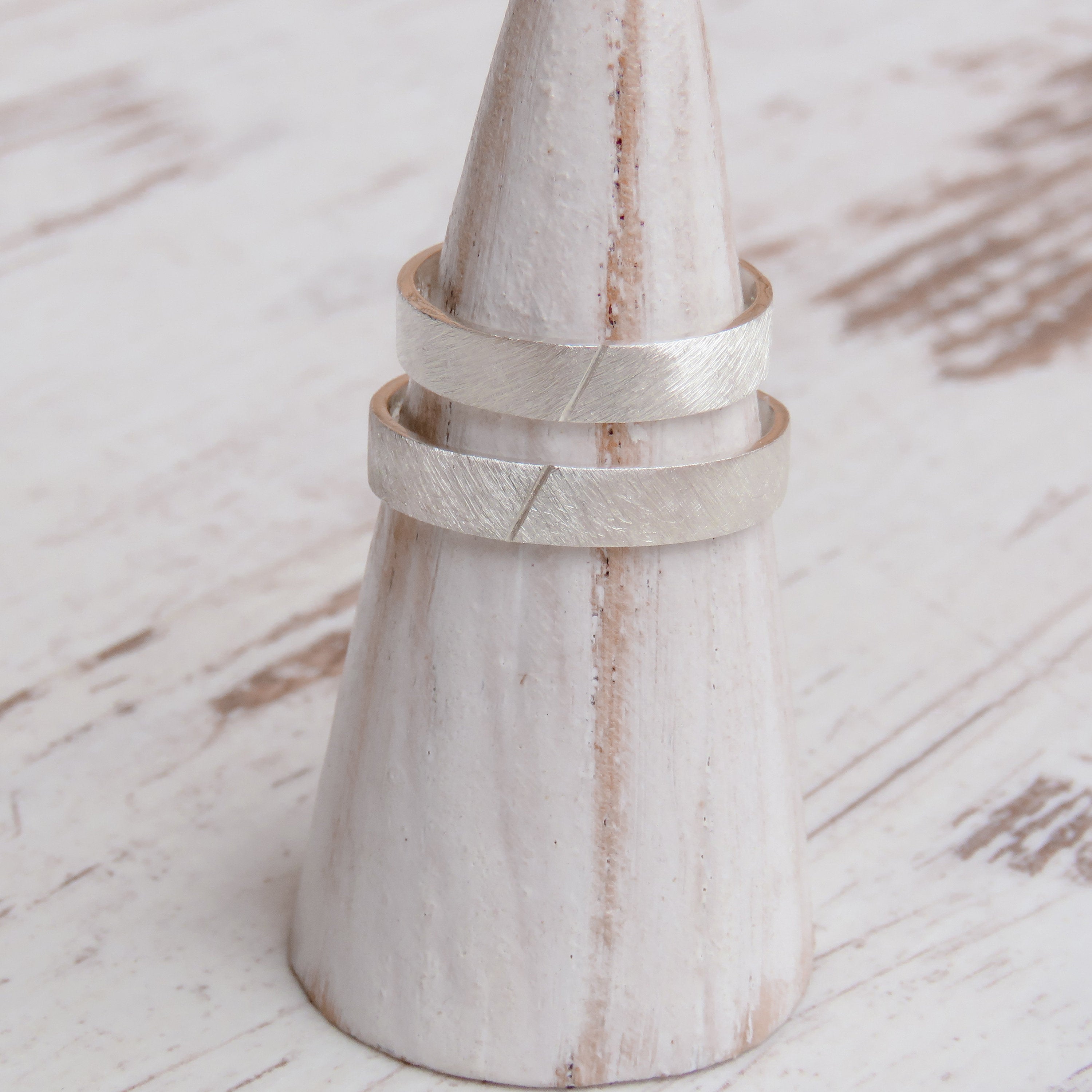 Anillos de boda que encajan estilo minimalista y artesanal