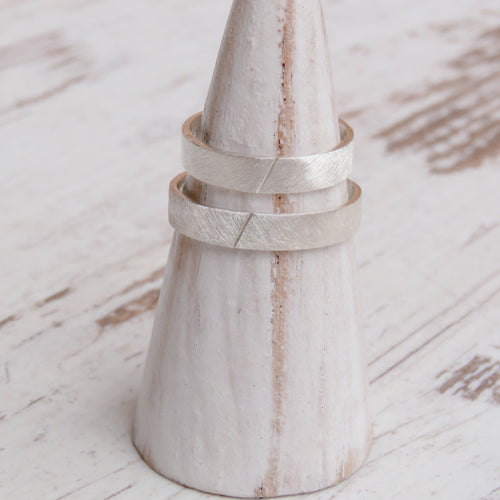 Anillos de boda que encajan estilo minimalista y artesanal