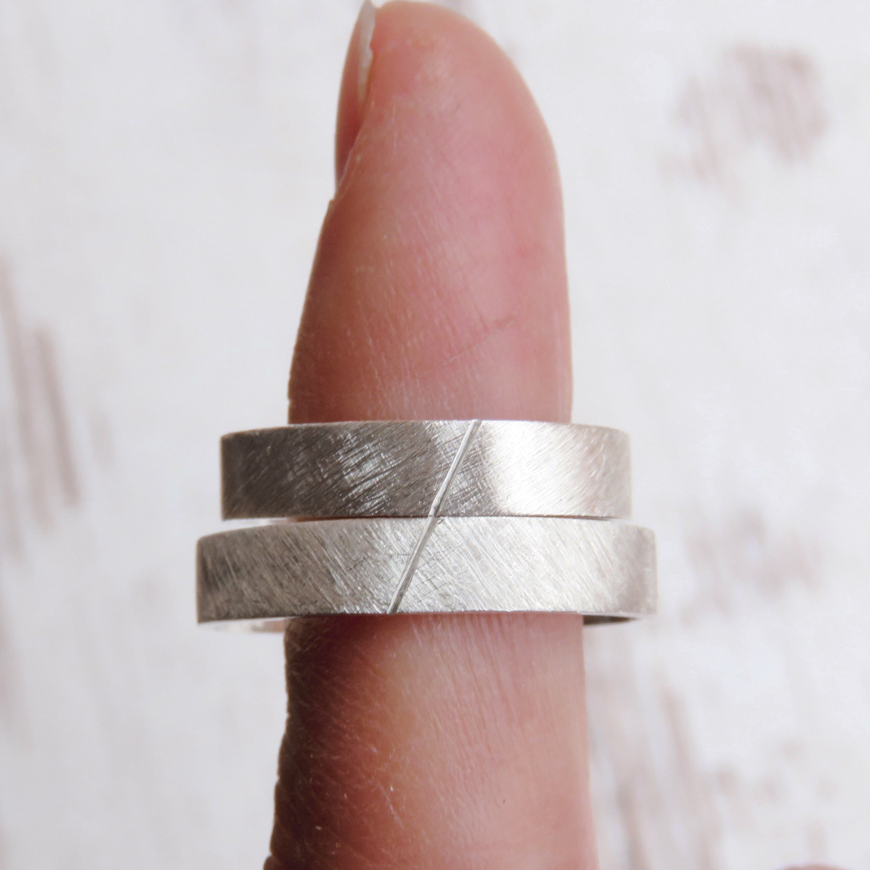 Alianzas de boda complementarias en plata de ley hechas a mano